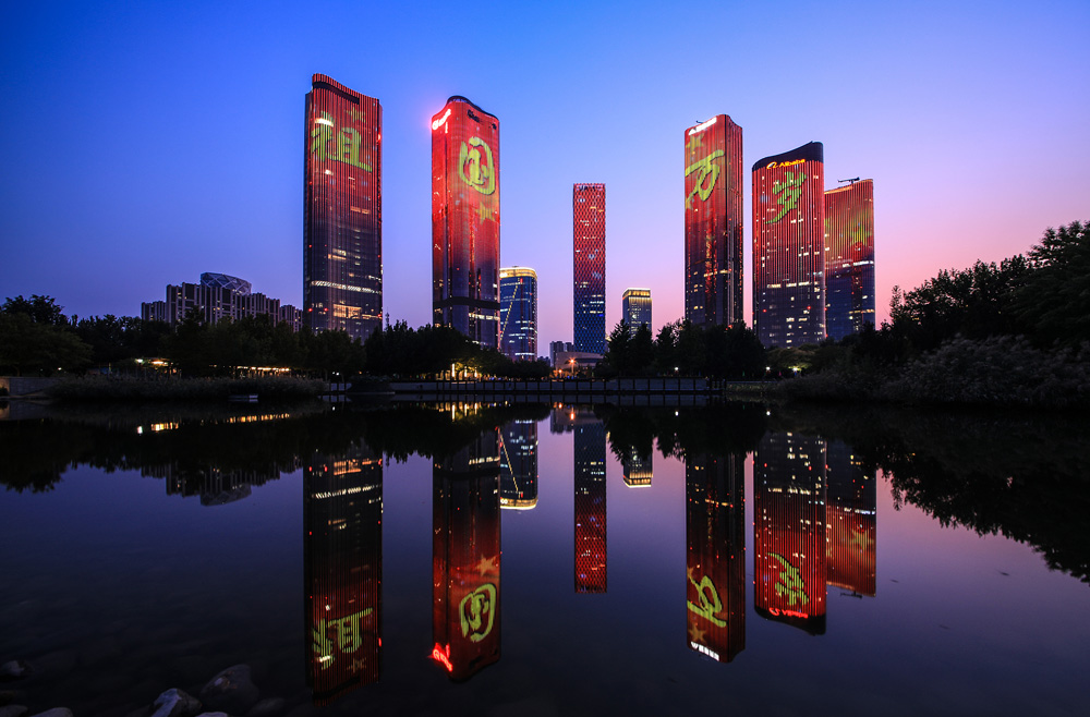 灯光璀璨 北京多地标上演国庆灯光秀向祖国表白