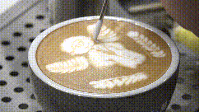 图为重庆90后小伙在咖啡上创作的“白衣天使”图案拉花。