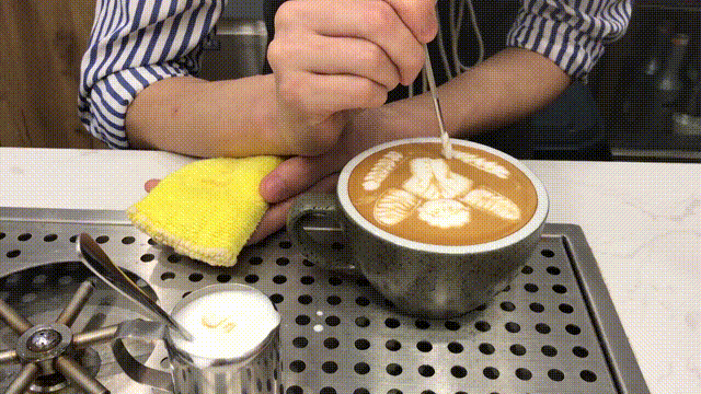 图为重庆90后小伙在咖啡上创作的“白衣天使”图案拉花。