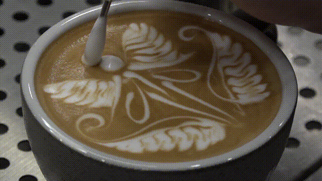 图为重庆90后小伙正在咖啡上制作拉花。