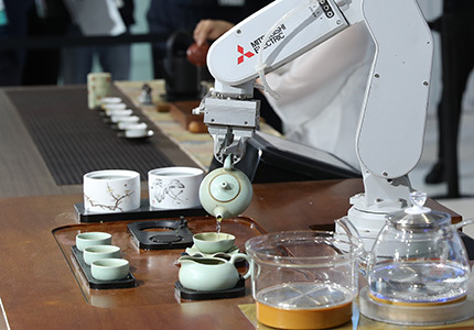 “茶道”机器人亮相进博会