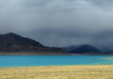 西藏阿里拉果错：高原盐湖美景如画