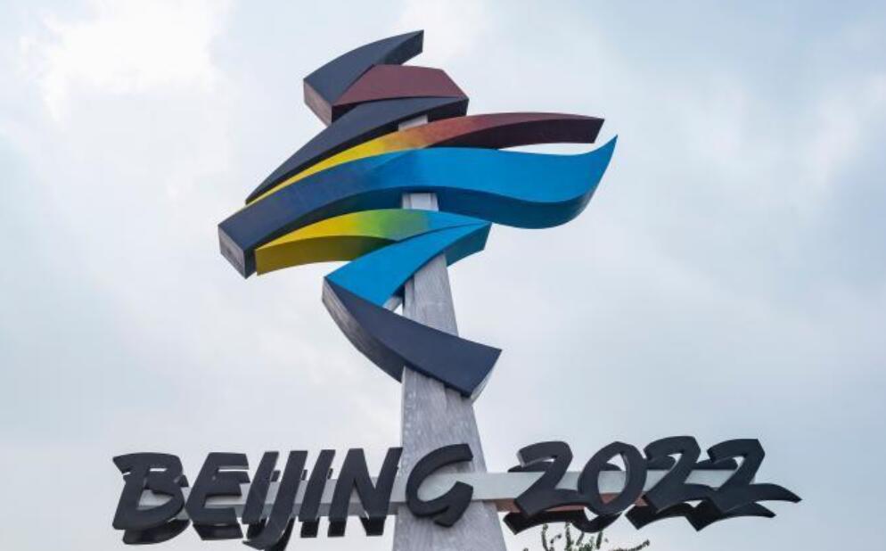 北京冬奥会会徽雕塑矗立西五环晋元桥畔