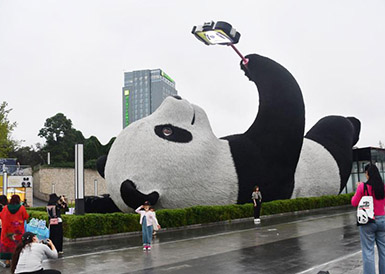 巨型“大熊貓”國慶長假首迎客