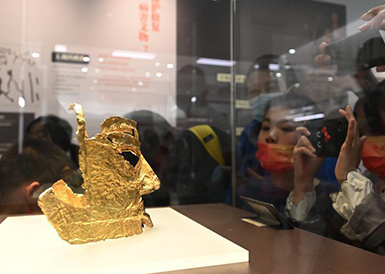 四川三星堆博物馆吸引游客观展