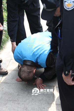 杭州公园抢劫杀人案凶手犯罪现场下跪忏悔(图