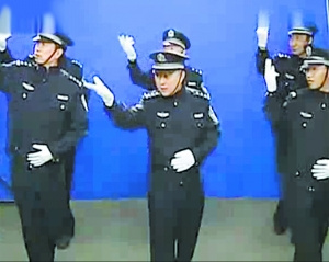 北京警方微博发布警察跳街舞视频引发热议(图