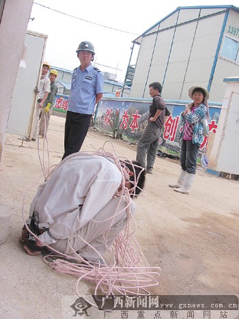 小偷盗电缆被捆绑示众民警律师称拘禁不可取-
