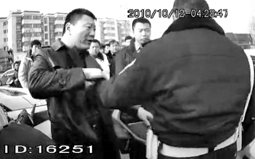 郑州宝马女撞警察拖行千米 检方尚未决定逮捕