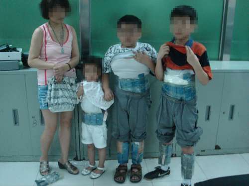 香港妇女教唆三名儿童绑藏走私手机112部遭拘