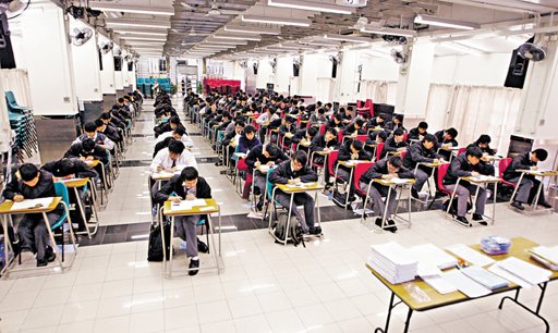 香港首届新高中文凭试热身 考生叹题目整体艰