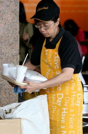 香港最低工资效应:实施逾半年助9万多妇女就业