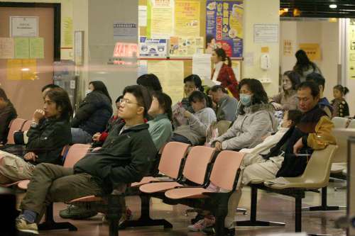 香港假期私立诊所歇业 市民求诊挤爆公院急症