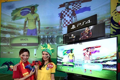 组图:香港一商场设大屏幕迎接世界杯