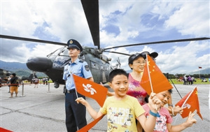 驻港部队军营开放日大受香港市民欢迎（图）