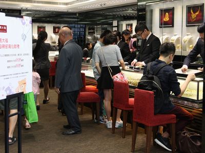 港媒：香港游客购物区五一假期“丁财两不旺”