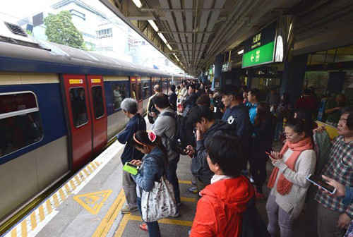 港铁东铁线讯号故障 多个车站月台挤满候车人潮