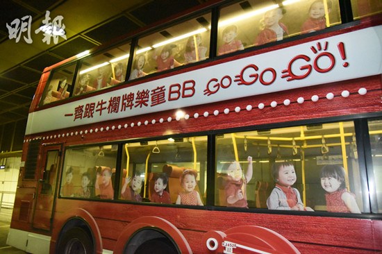 巴士车窗广告印一排小孩乘客以为“撞鬼”（图）