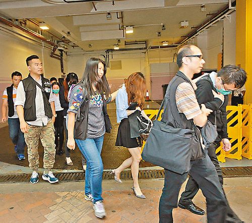 香港警方搜捕“吸血中介” 旺角拘捕23人(图)