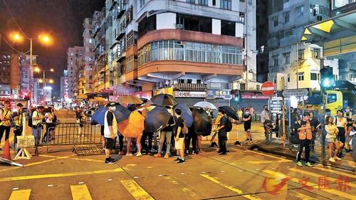 中国侨网暴徒在深水埗钦州街与汝州街交界堆设路障堵路。 香港《文汇报》记者 摄