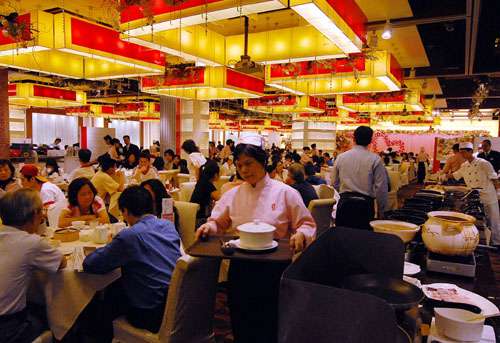 香港饮食业自救迎淡季 千家饭店推八折吸引食