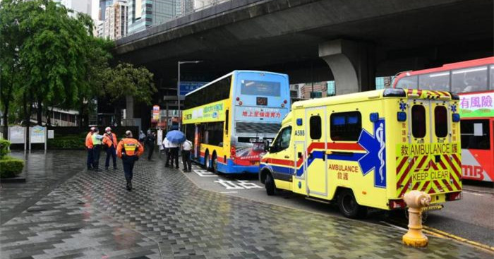 香港島西區隧道出口兩巴士與的士相撞 至少9人傷