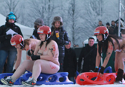 德裸體滑雪賽驚艷上演 吸引數萬民眾圍觀（圖）