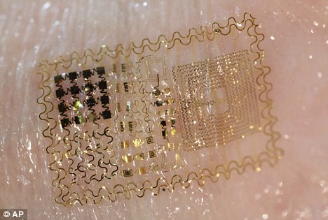 病人手腕贴微型监控器可测体征 细薄如发丝(图
