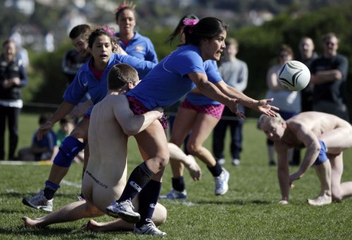 新西兰裸体榄球赛开战 女球员脱到只剩内裤(图