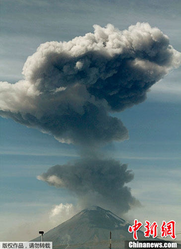 墨西哥火山喷发出现两千米灰柱 暂无伤亡(图)