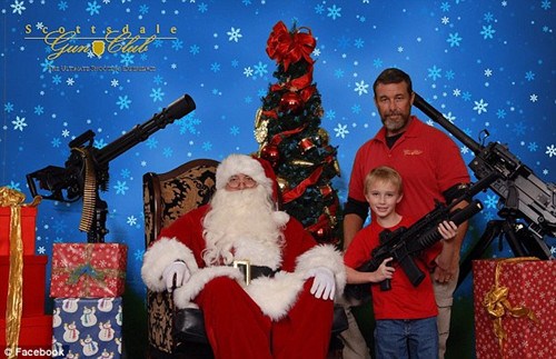 美国射击俱乐部邀儿童持枪与圣诞老人合影(图