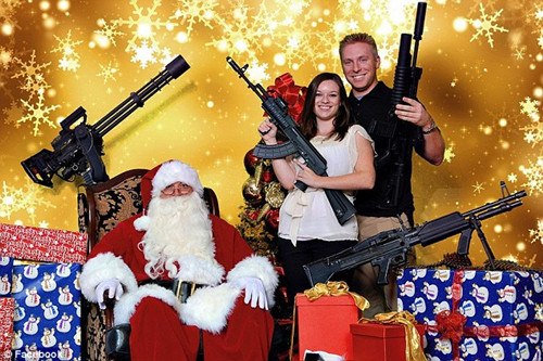 美国射击俱乐部邀儿童持枪与圣诞老人合影(图