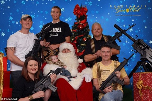 美国射击俱乐部邀儿童持枪与圣诞老人合影图-