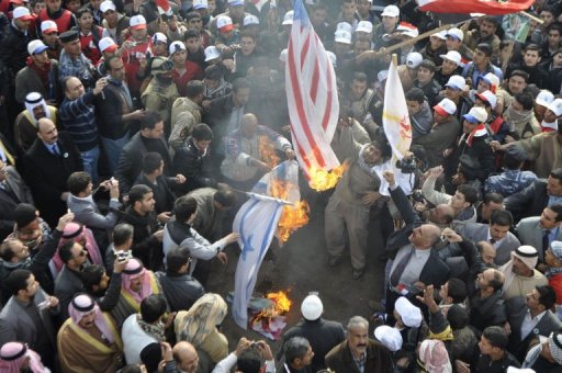 数百伊拉克人焚烧美国国旗庆祝美军将撤离（图）