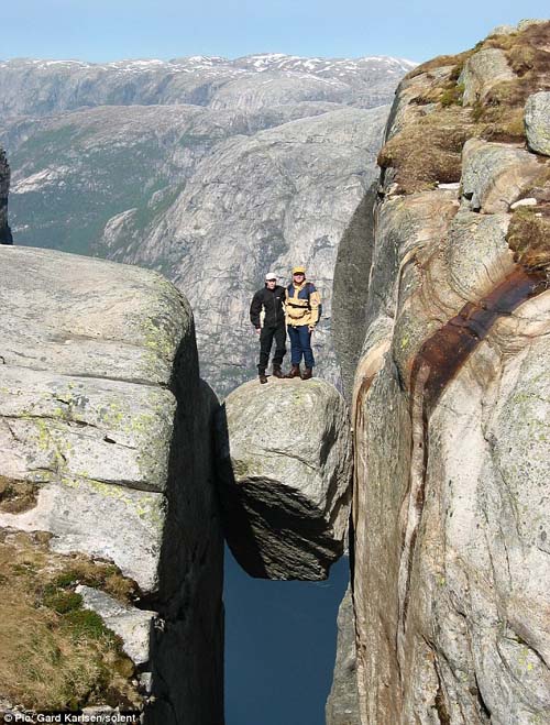 挪威巨石凌深渊景观成冒险者乐园(图)