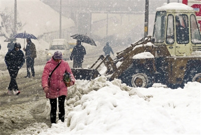 5岁科索沃女孩被埋10米深雪下 靠手机铃声获救