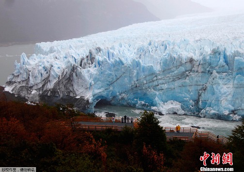 阿根廷巨型冰川滑动时坍塌 壮丽奇景引游人(图