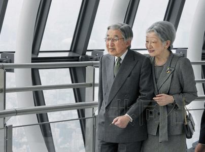 日本天皇夫妇参观东京晴空塔 登450米高展台(