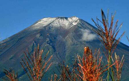 日本富士山山顶出现积雪 比去年早12天(图)