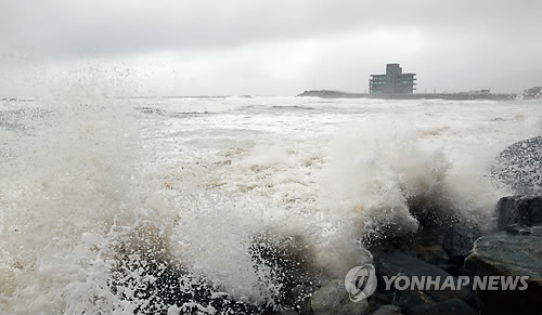 台风三巴接近韩国 多地降暴雨数万家庭停电
