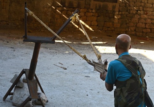 叙反对派自制武器 游戏机手柄和弹弓齐上阵(图