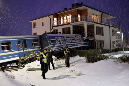 瑞典清洁女工偷开火车 撞上建筑受重伤被捕(图