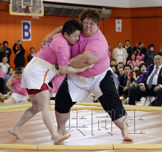 日本母亲节举行相扑大会女力士艺名个性十足