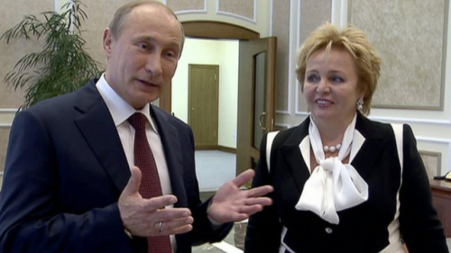普京和妻子宣布离婚 称总统工作方式令其分开