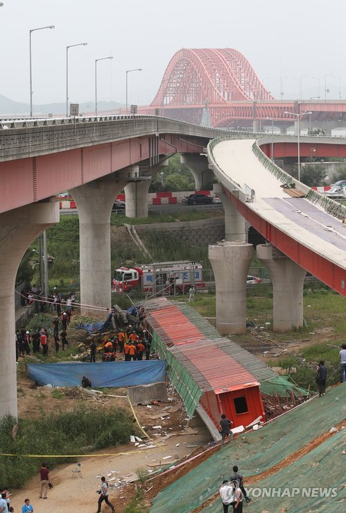 首尔傍花大桥工地坍塌致2死1伤 均为中恒达娱乐招商
人（图）