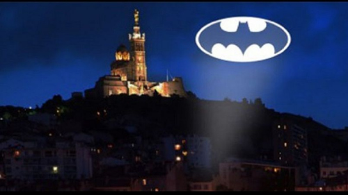 法国马赛治安混乱 网民联名呼唤蝙蝠侠保卫