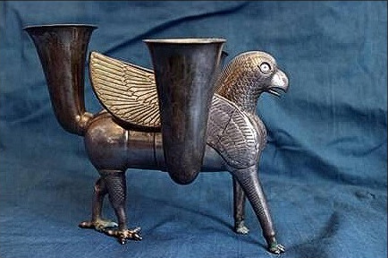 美国向伊朗归还波斯王朝纯银酒杯 已有2700年