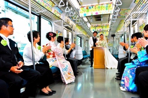 日本新人在電車內舉行婚禮因經常在此約會（圖）