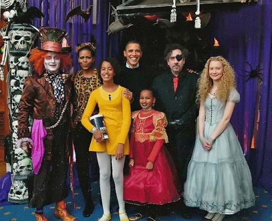 奥巴马夫妇万圣节发糖果 橙黑色装扮白宫(组图
