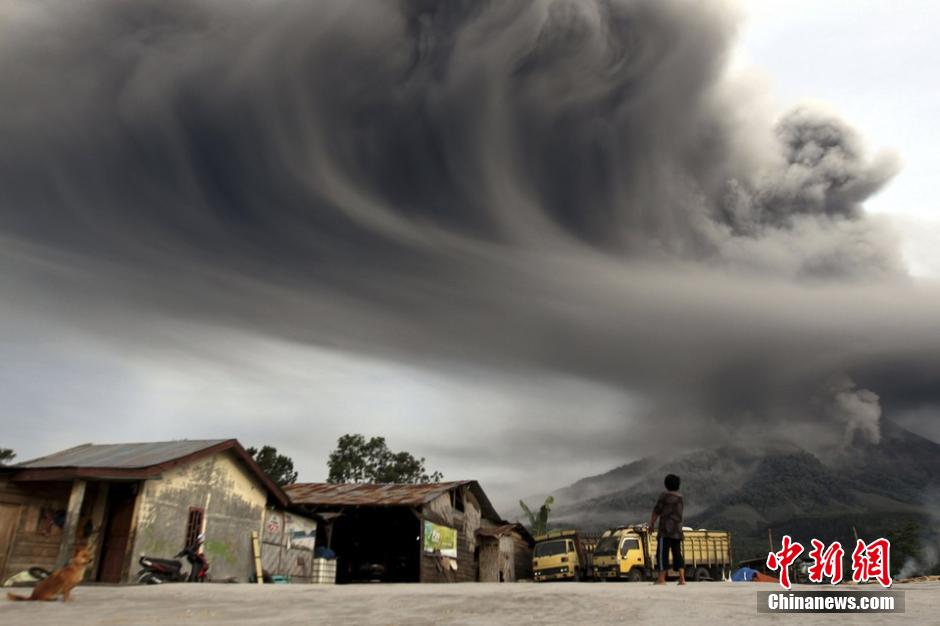 印尼火山持续喷发当局发最高警报 万余人撤(图
